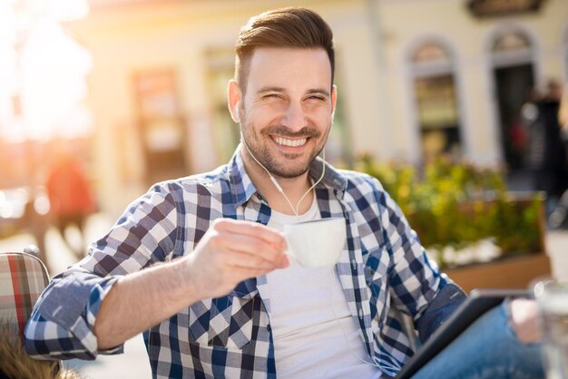 Portrait de jeune homme souriant