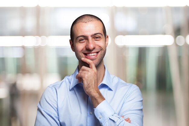 Portrait d&#39;un jeune homme souriant