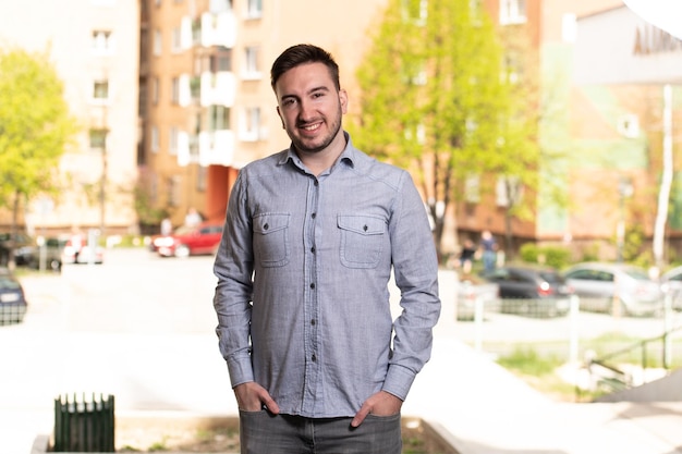 Photo portrait d'un jeune homme souriant