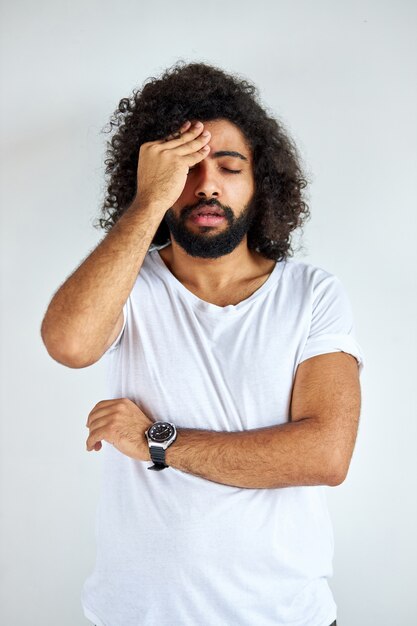 Portrait de jeune homme stressé