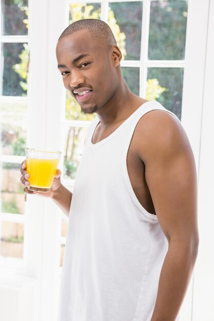 Portrait de jeune homme tenant un verre d'eau