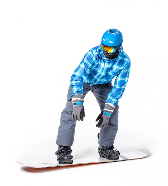 Portrait de jeune homme en tenue de sport avec snowboard isolé sur une surface blanche,