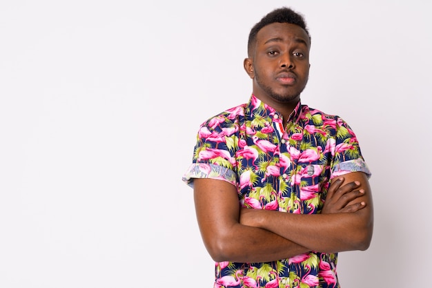 Portrait de jeune homme touriste africain contre le mur blanc