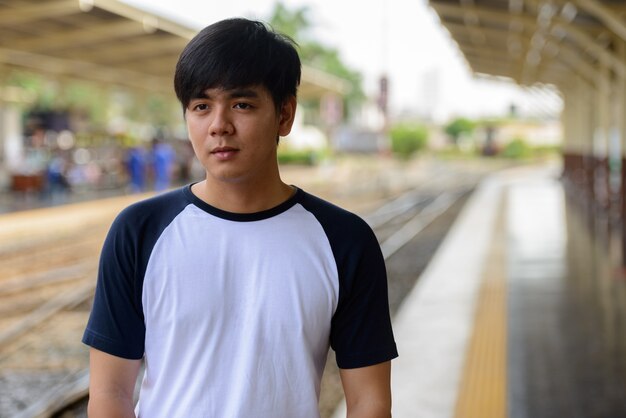 Portrait de jeune homme touristique philippin beau à la gare de Hua Lamphong à Bangkok