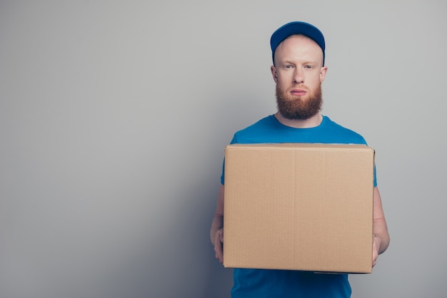 Portrait de jeune homme travaillant comme courrier de livraison