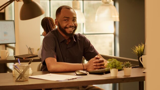 Photo portrait d'un jeune homme travaillant à table