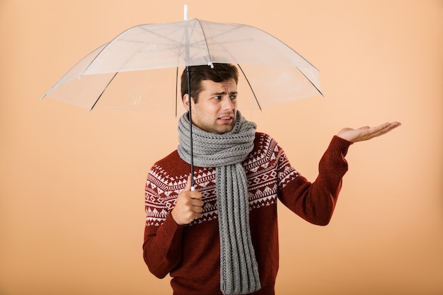 Portrait d'un jeune homme triste habillé en pull