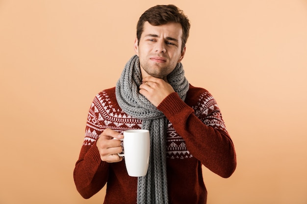 Portrait d'un jeune homme triste habillé en pull