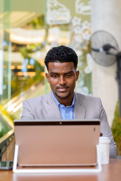 Photo portrait d'un jeune homme utilisant un téléphone intelligent