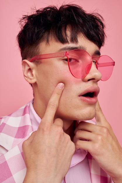 Portrait d'un jeune homme en veste de vêtements élégants gestes de mode avec les mains confiance en soi Style de vie inchangé