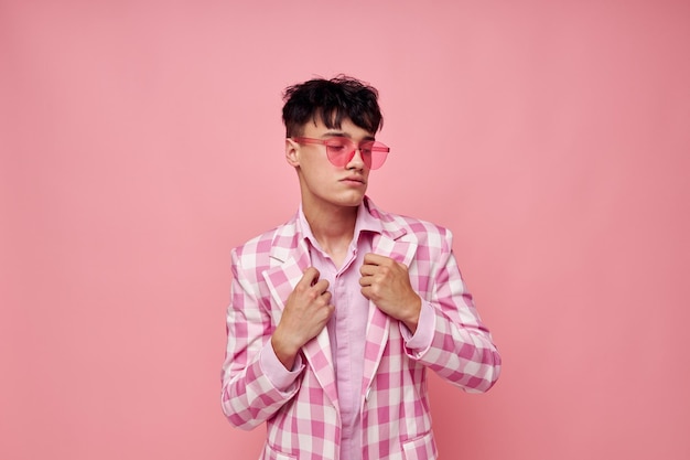 Portrait d'un jeune homme en veste de vêtements élégants gestes de mode avec les mains studio de modèle de confiance en soi