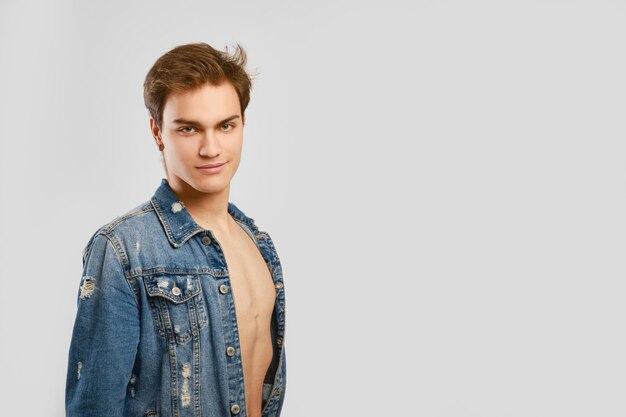 Portrait de jeune homme en vêtements denim avec copie coller