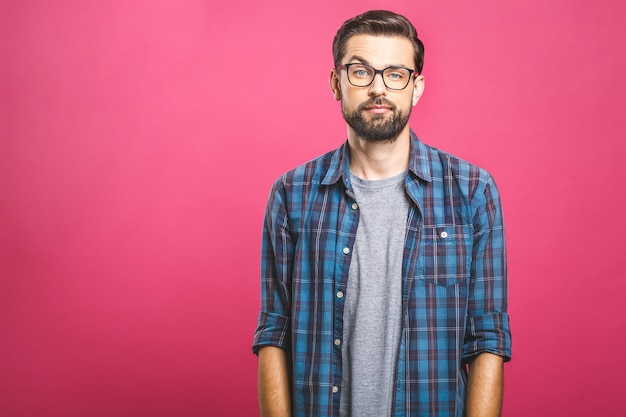 Portrait d'un jeune homme visage réfléchi