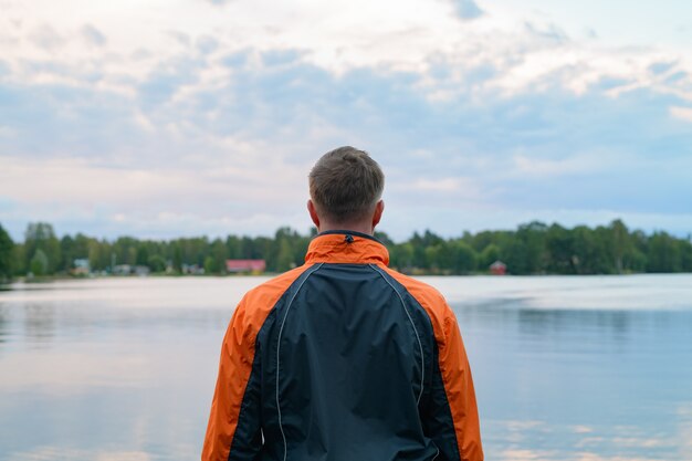 Portrait de jeune homme sur vue paisible sur le lac
