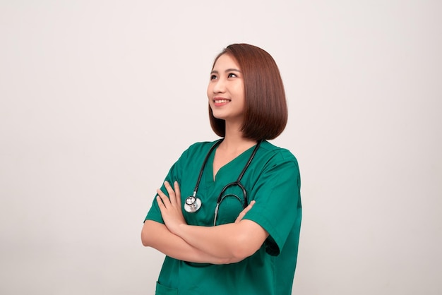 Portrait d'une jeune infirmière asiatique