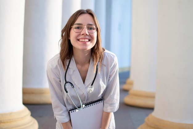 Portrait d'une jeune infirmière étudiante à l'université de médecine se tient avec un phonendoscope
