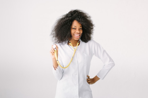 Portrait de jeune infirmière Infirmière, soins de santé et médecine, médecin. Une femme médecin avec un stéthoscope à l'hôpital sur fond blanc