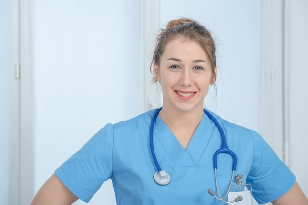 Portrait de jeune infirmière en uniforme bleu