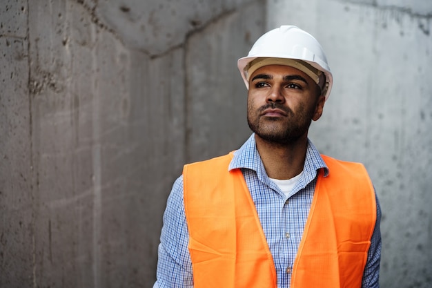 Portrait de jeune ingénieur en construction portant un casque