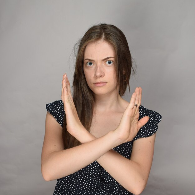 Portrait d'une jeune jolie femme, arrêtez