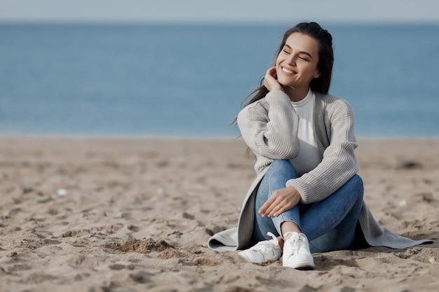 Portrait de jeune jolie femme à l'extérieur