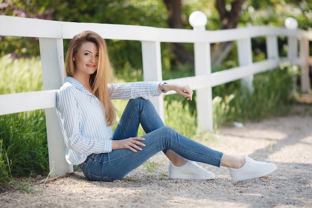 Portrait de jeune jolie femme à l'extérieur