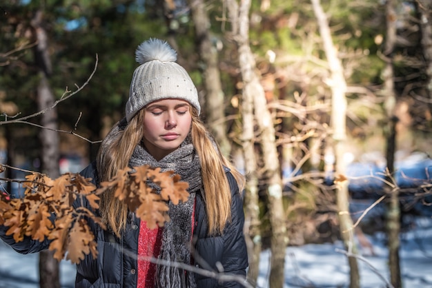 Portrait jeune jolie femme en hiver dans la neige