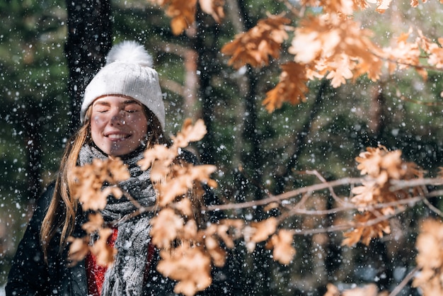 Portrait jeune jolie femme en hiver dans la neige