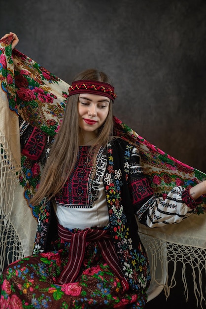 Portrait de jeune jolie femme portant des vêtements ethniques chemisier brodé ou robe avec mouchoir