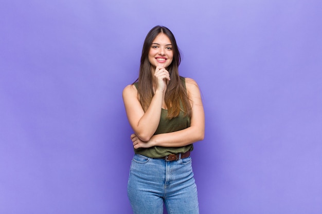 Portrait de jeune jolie femme