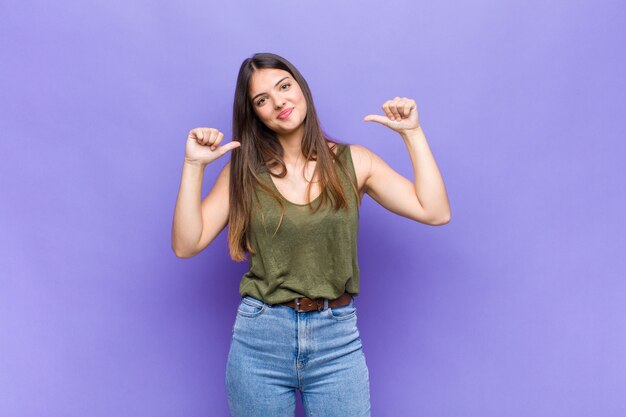 Portrait de jeune jolie femme