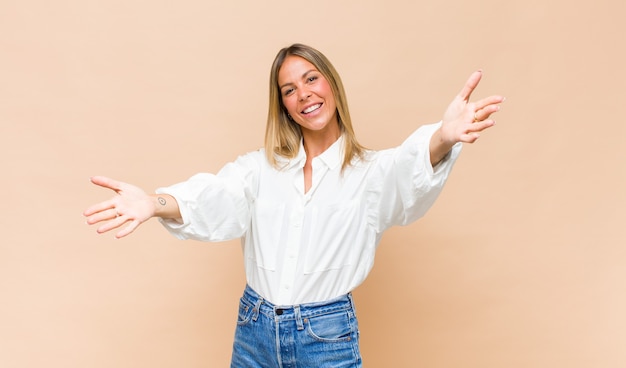 Portrait de jeune jolie femme