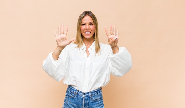 Portrait de jeune jolie femme