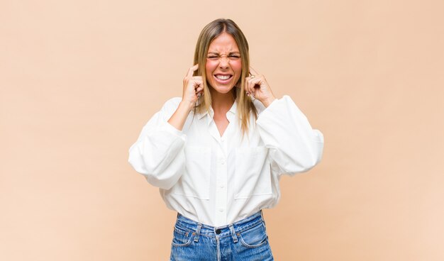 Portrait de jeune jolie femme