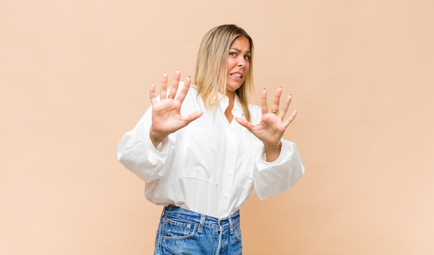 Portrait de jeune jolie femme