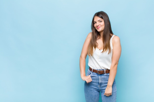 Portrait de jeune jolie femme