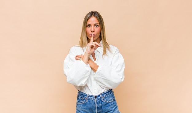 Portrait de jeune jolie femme