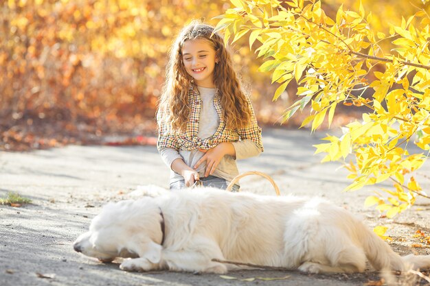 Portrait de jeune jolie fille blonde avec chien. Propriétaire d'animal domestique. Golden retriever et son propriétaire en automne.