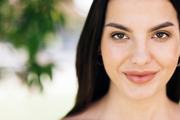 Portrait jeune jolie fille brune asiatique à l'extérieur au soleil etnnicité beauté des gens