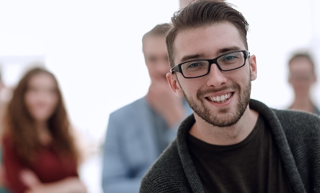 Portrait d'un jeune journaliste à l'arrière-plan flou