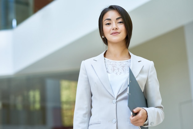 Portrait d'un jeune manager confiant