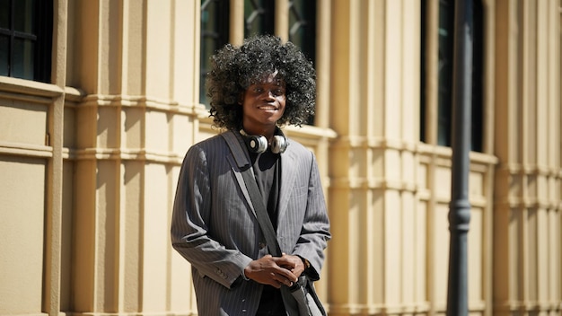 Portrait d'un jeune mannequin afro-américain élégant et attrayant posant dans des vêtements décontractés sur fond neutre à la recherche de sexy avec des cheveux afro. Dans People Youth Beauté et concept de mode.