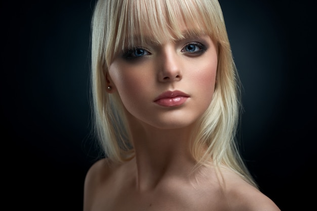 Portrait d'une jeune mannequin aux cheveux blonds