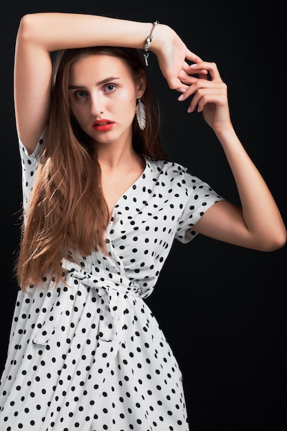 Portrait d'un jeune mannequin en studio contre le noir.