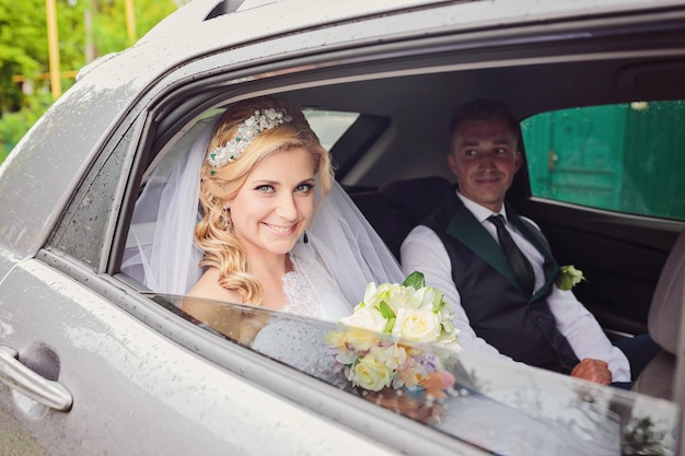 Photo portrait de jeune mariée assez timide dans une fenêtre de voiture