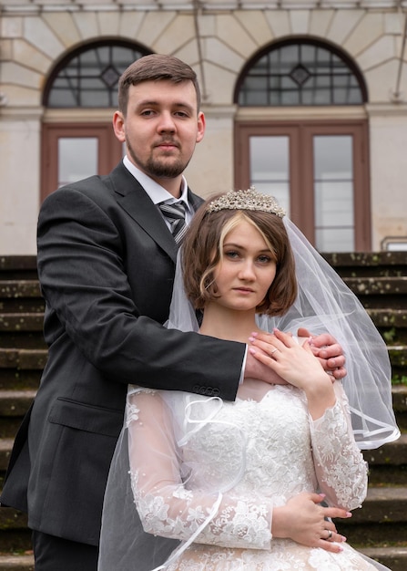 Portrait d'une jeune mariée et d'un marié sur le fond d'un ancien château un bâtiment en promenade