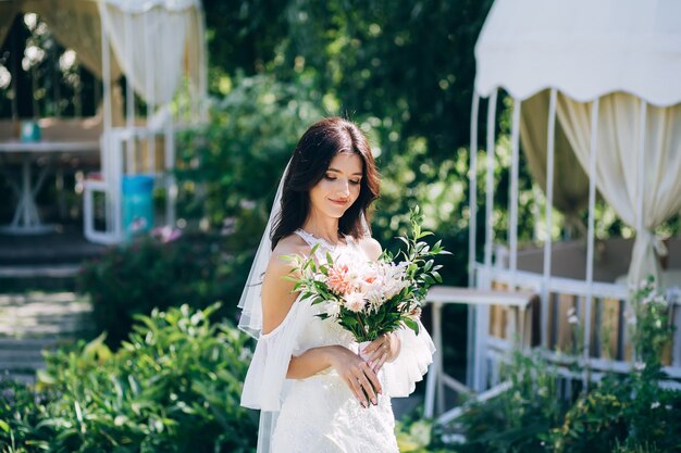 Portrait d'une jeune mariée posant dans la nature