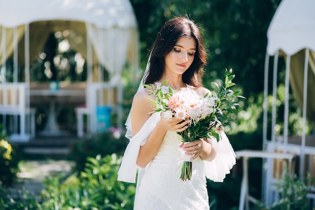 Portrait d'une jeune mariée posant dans la nature