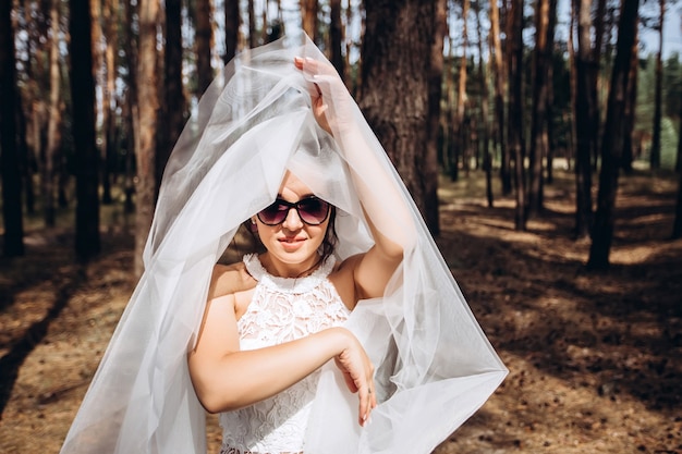 Portrait d'une jeune mariée posant dans la nature