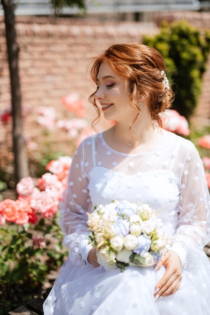 Photo portrait d'une jeune mariée en robe légère en milieu urbain